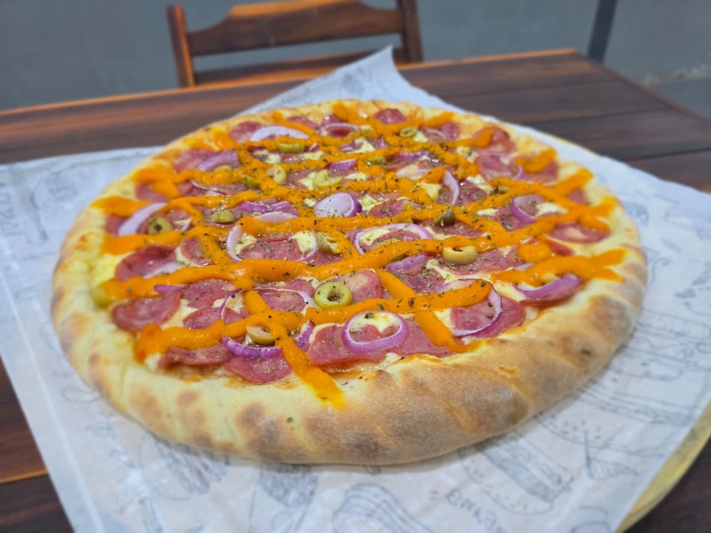 Pizza Calabresa ao Cheddar